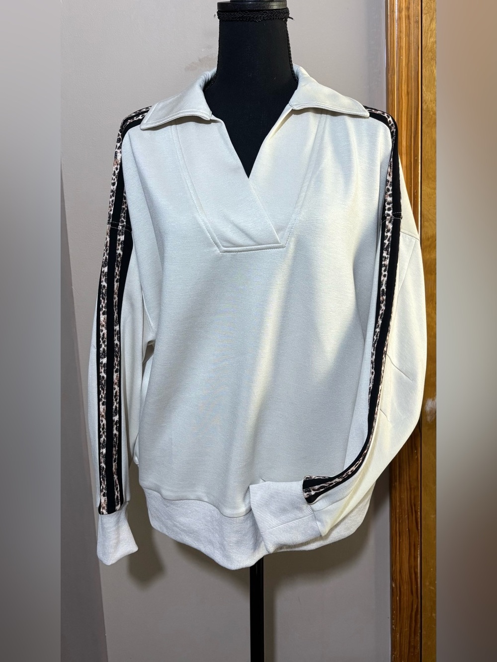 Umgee size XS v neck collared pullover with leopard print sleeve stripes. NWT.